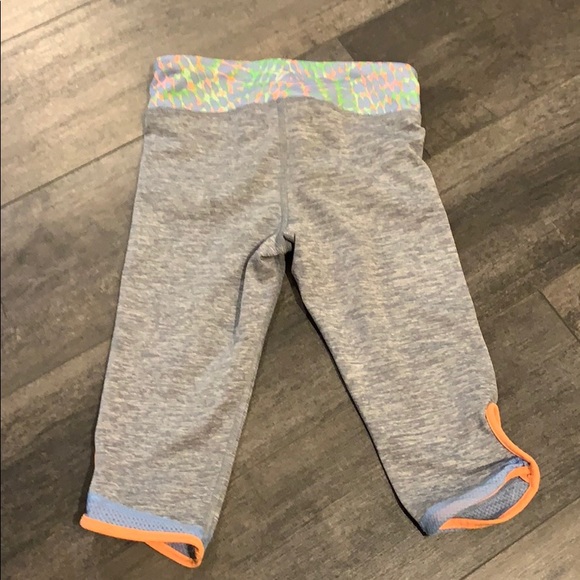 Old navy capris - Picture 3 of 5